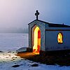 Eine Kapelle in einer Winterlandschaft