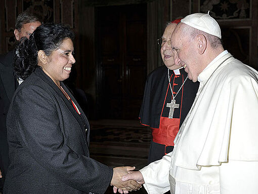 Schwester Julie George von Streevani trifft Papst Franziskus