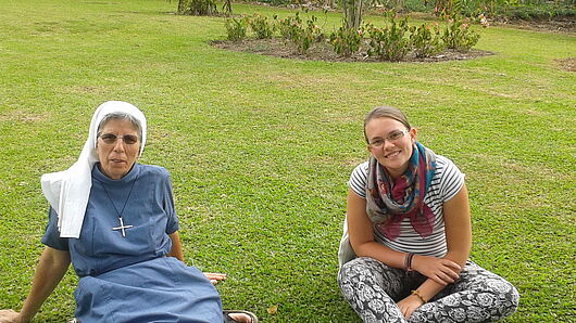 Linda Auth zusammen mit Schwester Lorena in Papua-Neuguinea