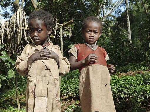 Kinder einer armen Familie in Äthiopiens Kaffaaregion.