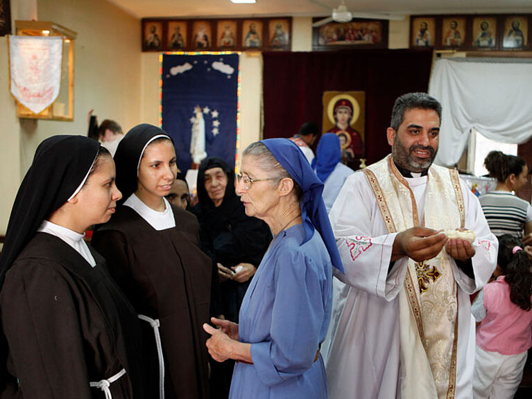 Ordensschwestern tauschen sich nach koptischer Messe aus