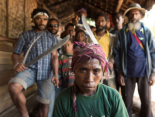 Männer und eine Frau in Papua-Neuguinea