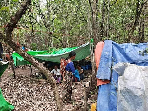 Eine Familie mit einem Baby lebt in einem Zelt im Wald in Myanmar.