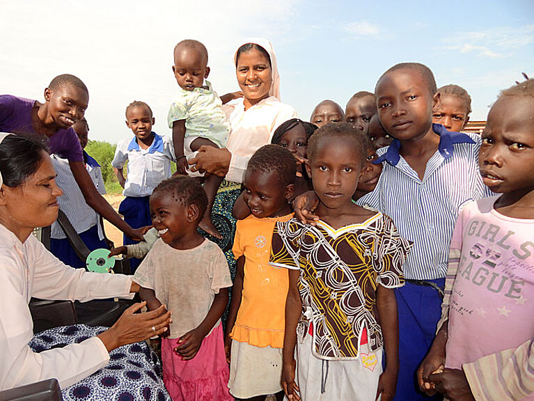 DMI-Schwestern mit einer Kindergruppe im Südsudan.