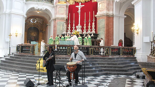 Pontifikalamt zur Eröffnung des Monats der Weltmission im Bistum Dresden-Meißen in der katholischen Hofkirche Dresden.