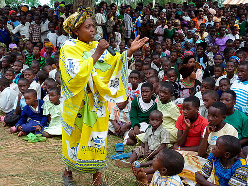 Eine Frau klärt in der Diözese Bukoba, Tansania, über HIV und Aids auf.