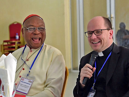 John Kardinal Onaiyekan, der emeritierte Erzbischof von Abuja (links), und Pfarrer Dirk Bingener, missio-Präsident, eröffnen gemeinsam die Konferenz „Interreligiöser Dialog schafft Frieden“.
