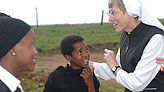 Ordensschwester Ellen unterhält sich in Nkandla mit zwei Kindern.