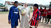 Im Jugendgefängnis organisiert Schwester Luciana ein Fußballspiel, bei dem sich die jungen Insassen spielerisch begegnen. 