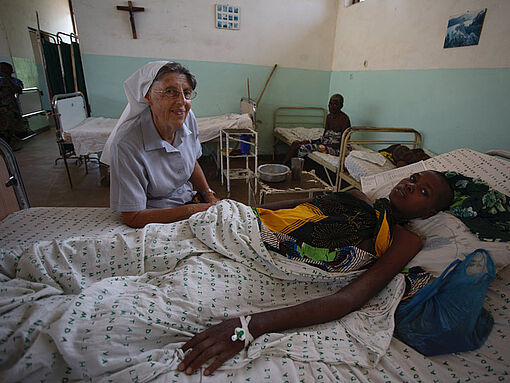 Schwester Raphaela Händler besucht eine aidskranke Frau in einem katholischen Krankenhaus in Tansania.