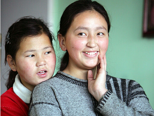 Zwei inidigene, junge Frauen in der Mongolei.