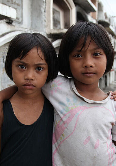 In Cebu City leben diese beiden Kinder auf dem Friedhof. 
