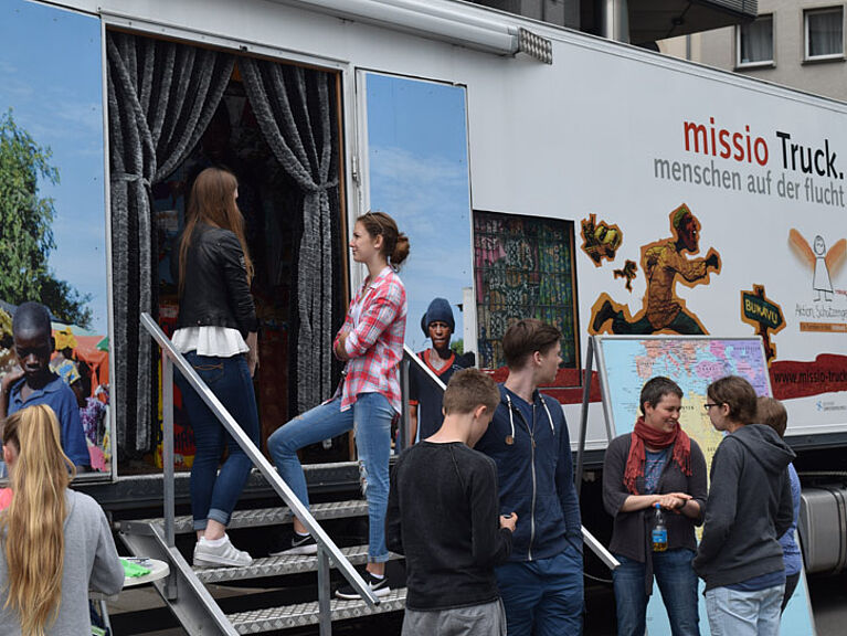 Schüler stehen am missio-Truck beim Katholikentag 2016.