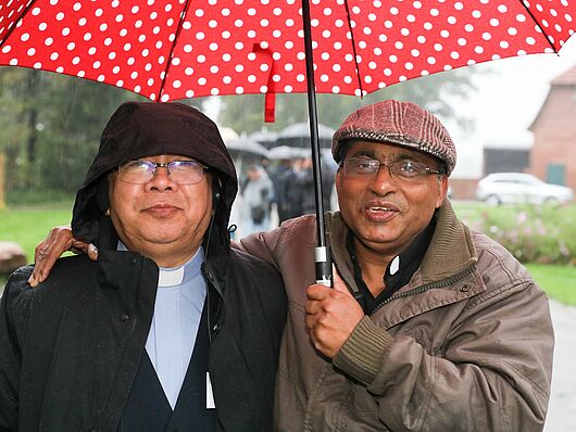 Bischof Victor Lyngdoh (links) und Pfarrer Jose Chirackal kennen den Monsum aus Indien. Sie trotzen dem Münsterander Landregen.