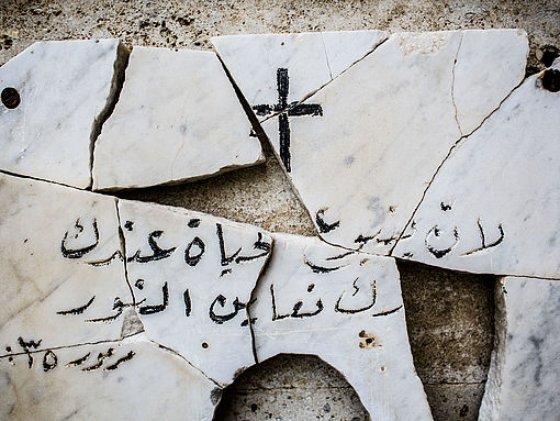 Zerbrochene Grabplatte an der Kirche St. George in Bartella/Irak