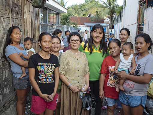missio-Projektpartnerin Rhoy Dizon ist in der philippinischen Stadt Cebu mit jungen Frauen und Müttern zu sehen. 
