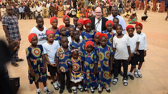 Pfarrer Dirk Bingener in Nigeria mit einer Gruppe von Kindern.
