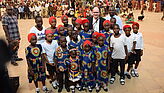 Pfarrer Dirk Bingener in Nigeria mit einer Gruppe von Kindern.