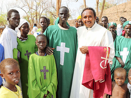 Katholische Messe im Kule Refugee Camp an der äthiopischen Grenze zum Südsudan it dem Priester Abba Tesfaye Petros 