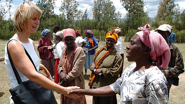 Gundula Gause mit Frauen in Afrika