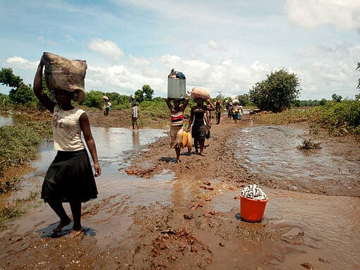 Menschen fliehen mit ihrem restlichen Hab und Gut aus den überfluteten Regionen Malawis