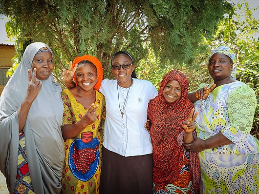 Die Franziskaner-Schwester Patience und Frauen von der Damietta Peace Initiative 