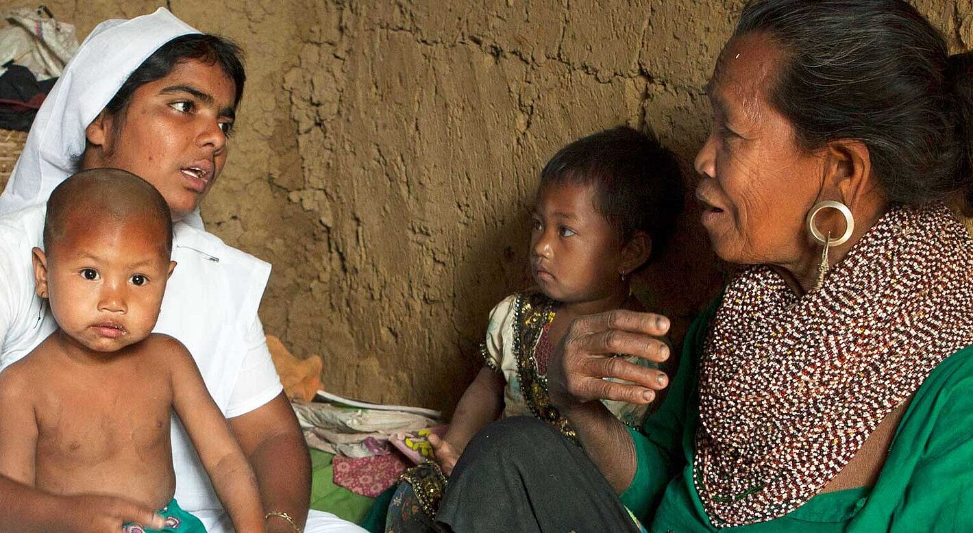 Zwei Ordensschwestern besuchen eine Familie der Tripuras, einer bedrohten ethnischen Minderheit in Chittagong, Bangladesch.