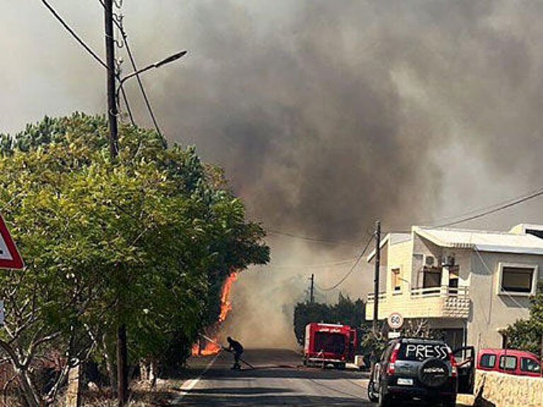 Häuser in einem Dorf im Süden des Libanon stehen in Flammen.
