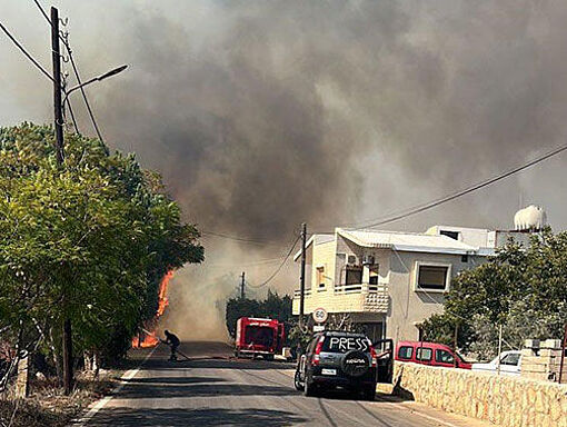 Häuser in einem Dorf im Süden des Libanon stehen in Flammen.