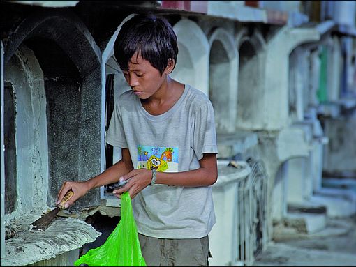 kleiner Junge auf einem Friedhof in Cebu