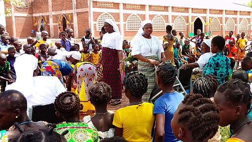Die Ordensschwestern "Sœurs Servantes de l’Eucharistie et de la Mission" stehen den Menschen in Burkina Faso in der Not bei.