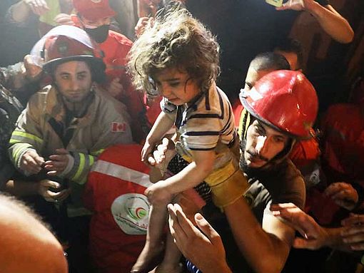Ein kleines Mädchen wird nach der Explosion im Beiruter Hafen im August 2020 aus den Trümmern eines Hauses geborgen.