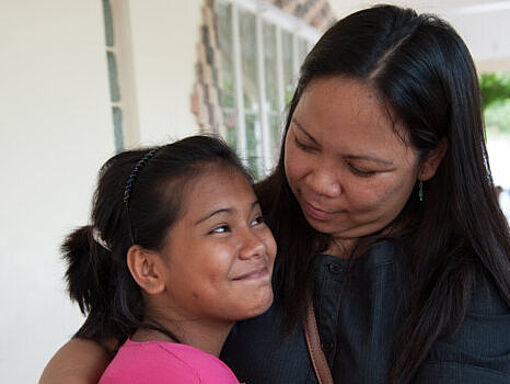 Marlyn Richter umarmt ein Mädchen im PREDA Kinderschutz-Zentrum auf den Philippinen.