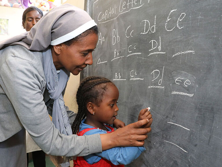 Schwester Askale unterrichtet im katholischen Kindergarten in Addis Abeba (Äthiopien)