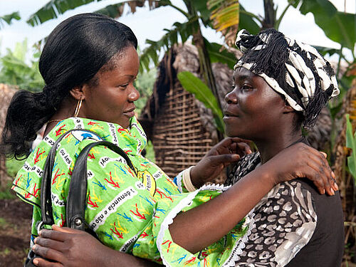 Sozialarbeiterin und missio-Projektpartnerin Thérèse Mema umarmt eine Frau aus dem Traumazentrum.