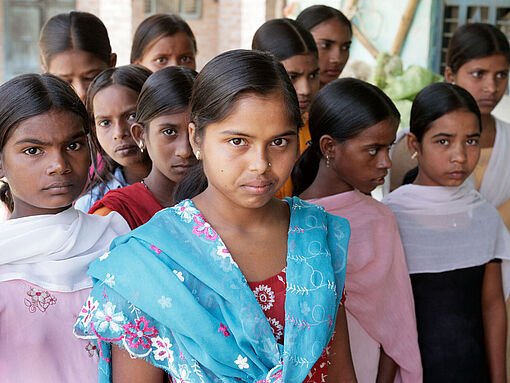 Eine Gruppe junger indischer Frauen 