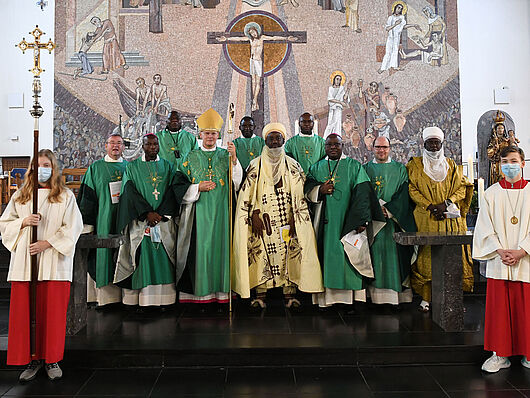Gäste aus Nigeria gemeinsam mit Bischof Overbeck und Weihbischof Schepers in Essen. 