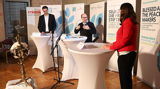 Internationale Digitale Friedenskonferenz: Abschluss durch (v.l.n.r.) Johannes Duwe, Pfr. Dirk Bingener, Marita Wagner