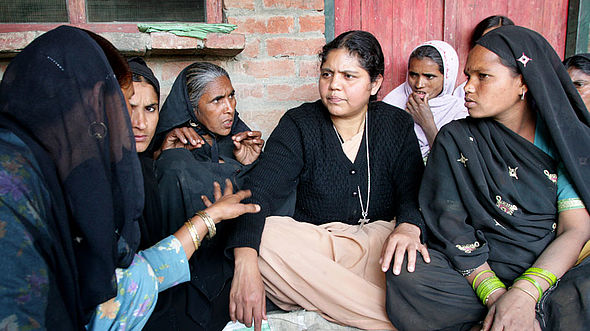 In der Rampur Region tauschen sich Schwester Namrata und eine Frauengruppe untereinander aus.
