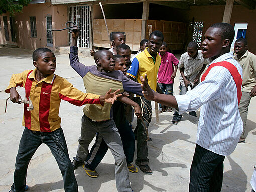 Jugendliche bei einem Ant-Gewalt-Rollenspiel in der Gemeinde Timothy in Maiduguri, Nigeria.