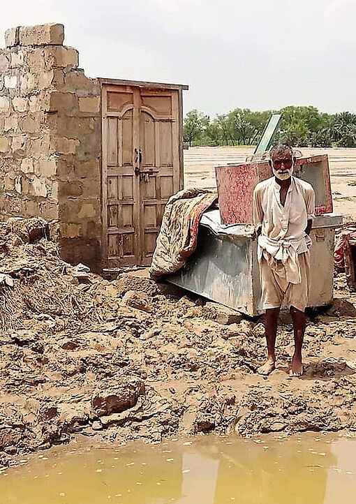 Ein Mann steht nach den Überschwemmungen in Pakistan vor seinem völlig zerstörten Haus.