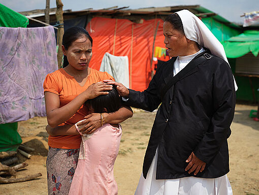 Schwester Bibiana Kamei spricht mit einer Frau, die aus Myanmar geflohen ist.