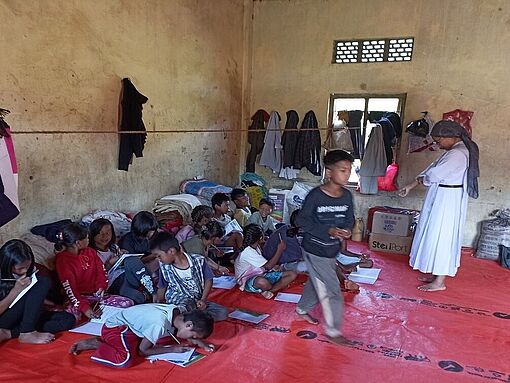 Nach den Ausschreitungen in Manipur kümmern sich Ordensschwestern um Kinder, die in Notlagern Zuflucht finden.