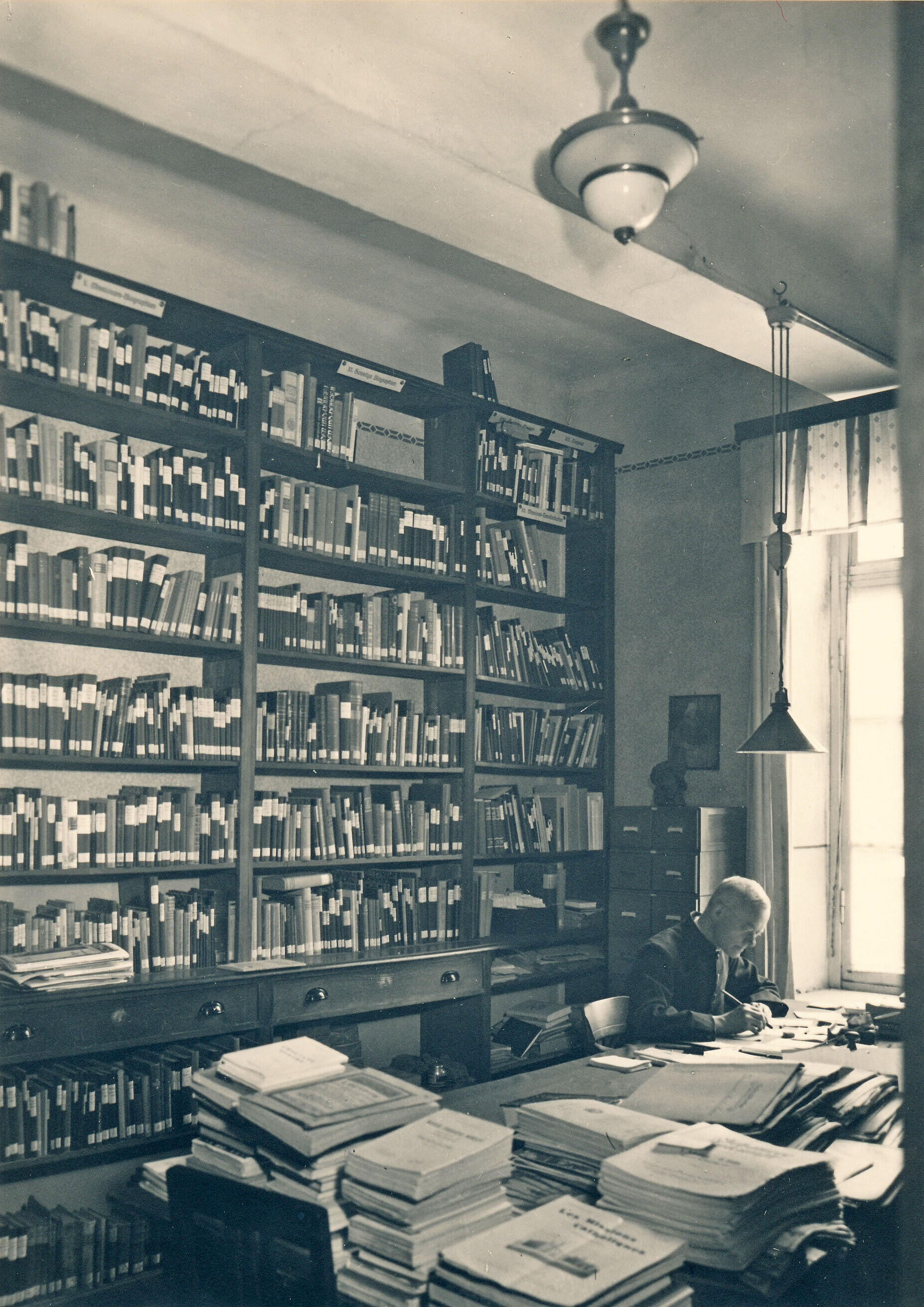 Prälat Franz Baeumker in der Bibliothek; Aufnahme vor 1949.