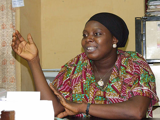 Eine junge nigerianische Frau spricht bei einem Seminar. 