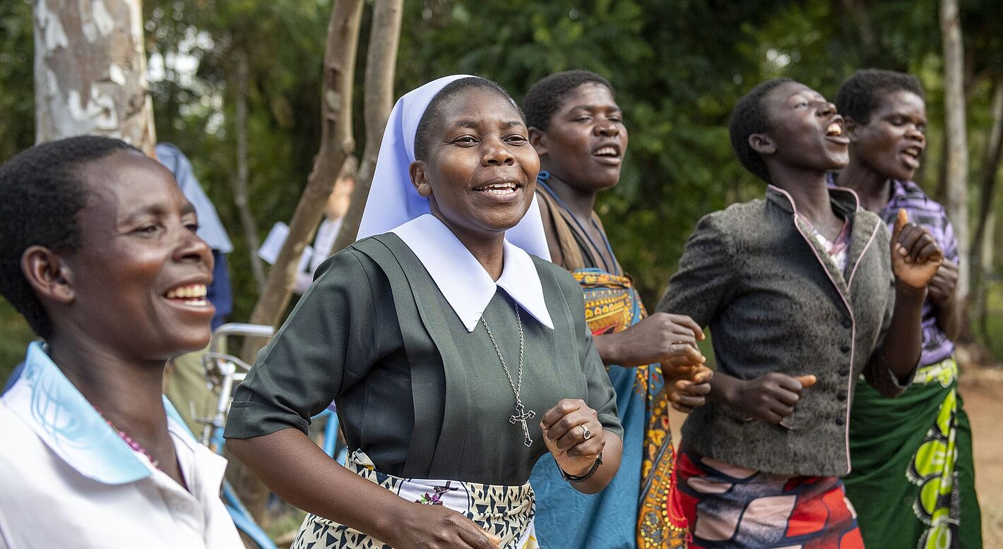 Schwester Theresa tanzt mit HIV/AIDS-betroffenen Frauen in Malawi.