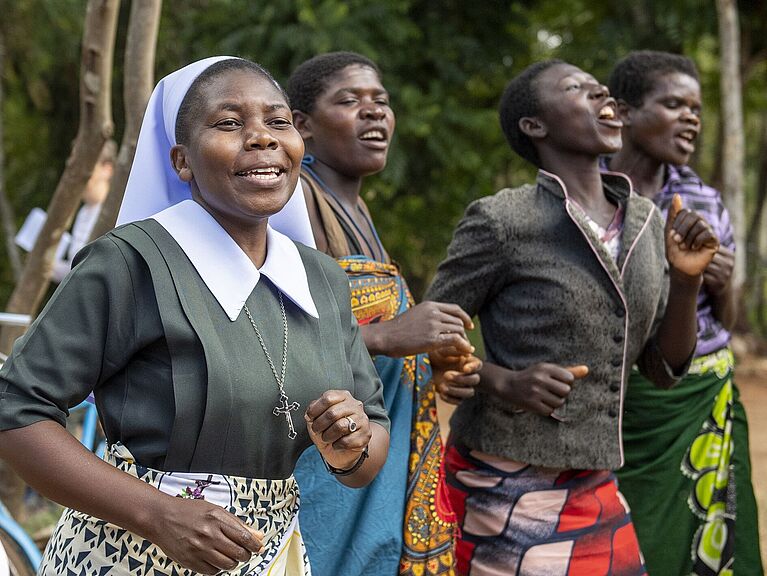 Schwester Theresa tanzt mit HIV/AIDS-betroffenen Frauen in Malawi.