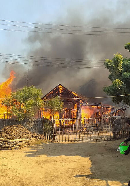Häuser in einem Dorf inm Osten Myanmars brennen.