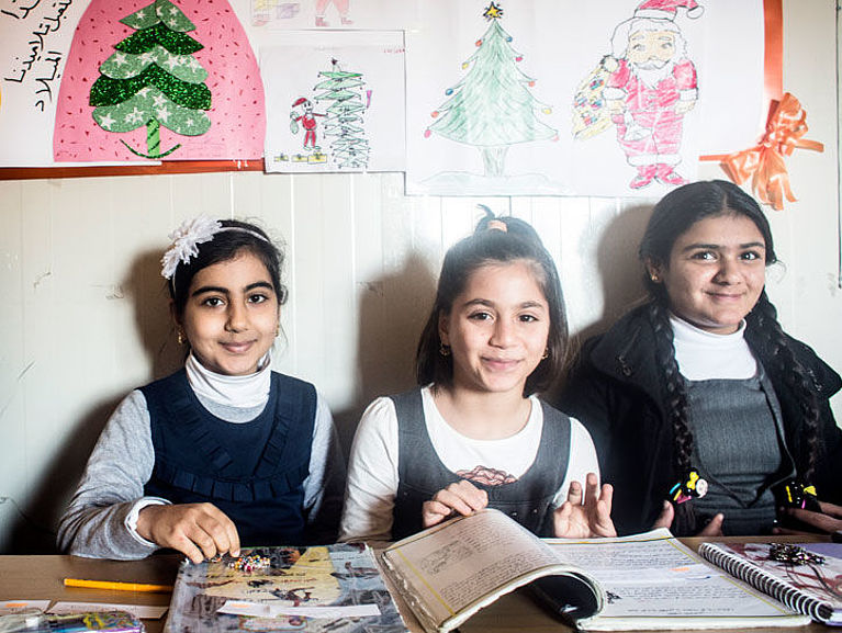 Drei Mädchen in einer Schule in Dohuk, Kurdistan, Irak