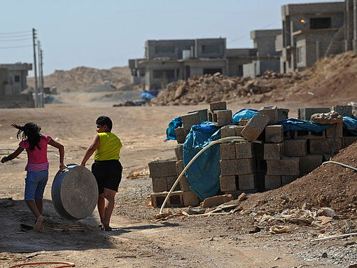 Die neu gebaute Siedlung für verfolgte Christen im Irak sieht teilweise noch aus, wie eine Baustelle.